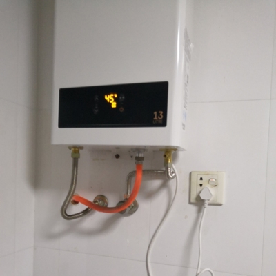 安装不仅免费,安装师傅态度非常好,操作那叫一个专业,热水器很好用